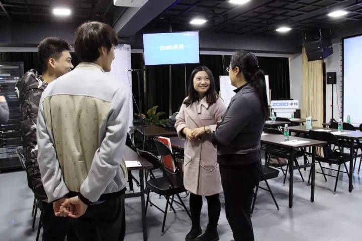 與技術人員互動