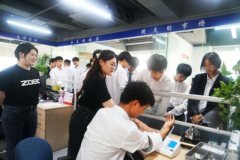 校企合作 走進職場 協同育人丨歡迎北京市經貿技術學校師生來北京高校職場體驗基地——ZOBO香蕉视频APP在线观看參觀學習