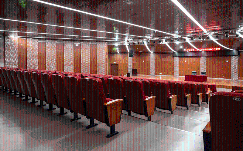 采用兩組PRS有源線陣分別吊裝於台口前沿