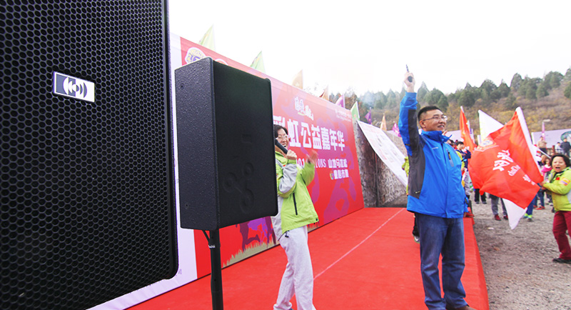 以愛之名，貼地疾行