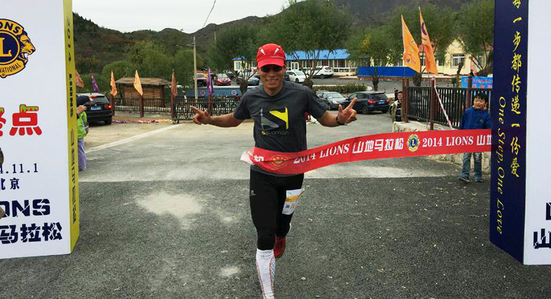 以愛之名，貼地疾行