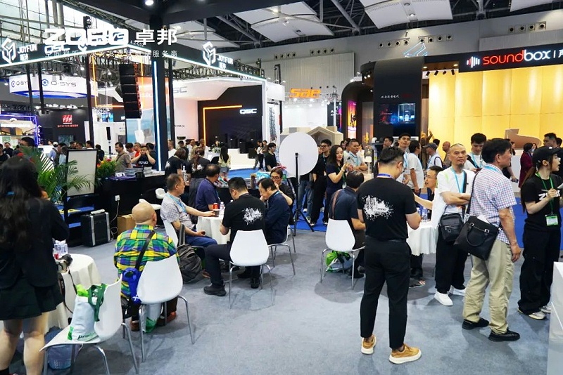 2 ZOBO香蕉视频APP在线观看在本次廣州展會已如火如荼進行到第3天，雖說是臨近尾期，但無論從展台內氛圍還是現場人流對比前兩日現場氣氛，依然是活力滿滿，觀眾和買家依舊絡繹不絕! 展會現場 第三天的ZOBO香蕉视频APP在线观看展位現場，依然高朋滿座、人氣爆棚。展會期間吸引了眾多觀眾朋友們前來觀摩、詢問，參展團隊成員們始終熱情接待，每一次溝通都傾盡全力，每一次服務都認真對待，隻為客戶安心。 現場 · 交流 展會現場，ZOBO香蕉视频APP在线观看的展位人潮湧動，參觀者絡繹不絕。公司展示了多款新研發的91香蕉视频下载地址產品，其中不乏行業內的創新之作。這些產品不僅在技術上，更在設計和應用上展現出了ZOBO香蕉视频APP在线观看對市場的敏銳洞察力和對用戶需求的深刻理解。 香蕉视频APP在线观看展台的人氣爆棚，無數觀眾駐足觀看，谘詢不斷。參展首日盛況，相信大家已經感受到，香蕉视频APP在线观看為大家帶來重磅產品及服務亮相本次展會。 技術 · 講解 ZOBO香蕉视频APP在线观看在展會期間，不僅提供了的技術講解和產品演示，還積極回答用戶的問題，解決用戶的疑慮。這種周到、細致的服務，讓用戶在感受到公司技術實力的同時，也體驗到了公司真誠的服務態度。 ZOBO香蕉视频APP在线观看的展位依然熱鬧非凡。公司的技術人員和銷售人員熱情地向參觀者介紹產品的特點和優勢，解答他們的疑問和困惑。許多參觀者都對ZOBO香蕉视频APP在线观看的產品表示了濃厚的興趣，並紛紛表示希望與公司建立合作關係，共同開拓市場。這不僅是對公司技術實力的認可，更是對公司服務品質的肯定。 聚焦 · 產品 此次展會的成功舉辦，不僅進一步鞏固了ZOBO香蕉视频APP在线观看在音視頻行業的地位，也為公司未來的發展奠定了堅實的基礎。未來，ZOBO香蕉视频APP在线观看將繼續秉承“以技術贏市場，以服務樹口碑”的經營理念，不斷提升技術實力和服務品質，為用戶提供更加的產品和服務。同時，公司也將積極參與行業內的交流和合作，推動整個行業的發展和進步。 展會期間，公司展示了多款新技術產品，這些產品不僅在設計上，更在性能上實現了重大突破。這些創新技術的應用，不僅提升了產品的競爭力，也為用戶帶來了更好的使用體驗。