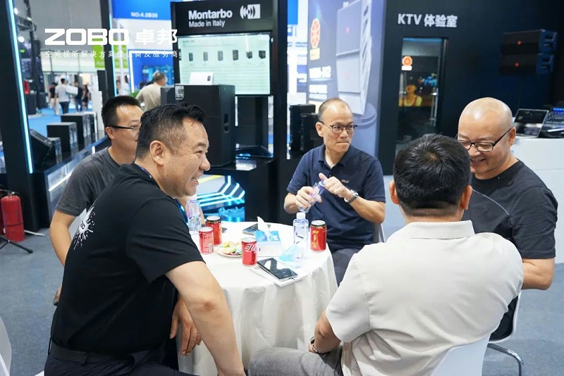 4 ZOBO香蕉视频APP在线观看在本次廣州展會已如火如荼進行到第3天，雖說是臨近尾期，但無論從展台內氛圍還是現場人流對比前兩日現場氣氛，依然是活力滿滿，觀眾和買家依舊絡繹不絕! 展會現場 第三天的ZOBO香蕉视频APP在线观看展位現場，依然高朋滿座、人氣爆棚。展會期間吸引了眾多觀眾朋友們前來觀摩、詢問，參展團隊成員們始終熱情接待，每一次溝通都傾盡全力，每一次服務都認真對待，隻為客戶安心。 現場 · 交流 展會現場，ZOBO香蕉视频APP在线观看的展位人潮湧動，參觀者絡繹不絕。公司展示了多款新研發的91香蕉视频下载地址產品，其中不乏行業內的創新之作。這些產品不僅在技術上，更在設計和應用上展現出了ZOBO香蕉视频APP在线观看對市場的敏銳洞察力和對用戶需求的深刻理解。 香蕉视频APP在线观看展台的人氣爆棚，無數觀眾駐足觀看，谘詢不斷。參展首日盛況，相信大家已經感受到，香蕉视频APP在线观看為大家帶來重磅產品及服務亮相本次展會。 技術 · 講解 ZOBO香蕉视频APP在线观看在展會期間，不僅提供了的技術講解和產品演示，還積極回答用戶的問題，解決用戶的疑慮。這種周到、細致的服務，讓用戶在感受到公司技術實力的同時，也體驗到了公司真誠的服務態度。 ZOBO香蕉视频APP在线观看的展位依然熱鬧非凡。公司的技術人員和銷售人員熱情地向參觀者介紹產品的特點和優勢，解答他們的疑問和困惑。許多參觀者都對ZOBO香蕉视频APP在线观看的產品表示了濃厚的興趣，並紛紛表示希望與公司建立合作關係，共同開拓市場。這不僅是對公司技術實力的認可，更是對公司服務品質的肯定。 聚焦 · 產品 此次展會的成功舉辦，不僅進一步鞏固了ZOBO香蕉视频APP在线观看在音視頻行業的地位，也為公司未來的發展奠定了堅實的基礎。未來，ZOBO香蕉视频APP在线观看將繼續秉承“以技術贏市場，以服務樹口碑”的經營理念，不斷提升技術實力和服務品質，為用戶提供更加的產品和服務。同時，公司也將積極參與行業內的交流和合作，推動整個行業的發展和進步。 展會期間，公司展示了多款新技術產品，這些產品不僅在設計上，更在性能上實現了重大突破。這些創新技術的應用，不僅提升了產品的競爭力，也為用戶帶來了更好的使用體驗。