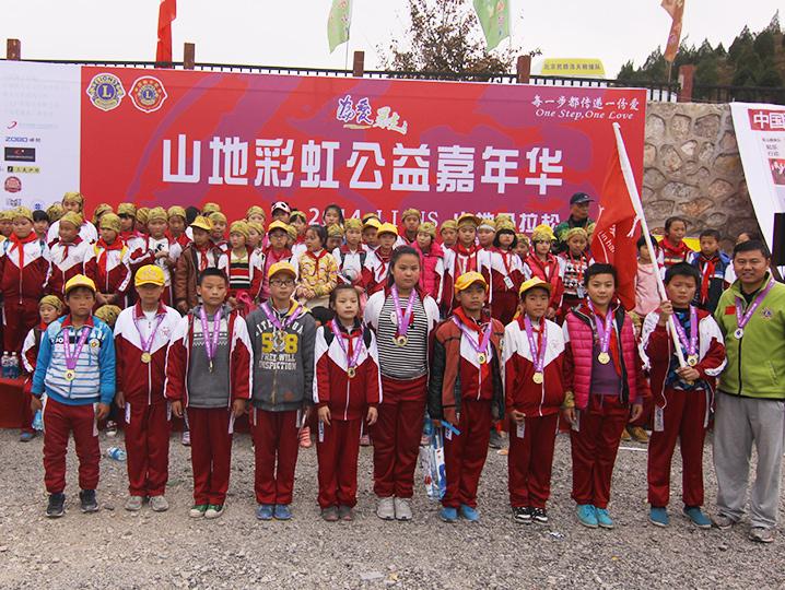 以愛之名，貼地疾行