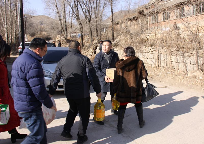 6愛照淶源，ZOBO香蕉视频APP在线观看黨支部寒冬送暖扶貧活動