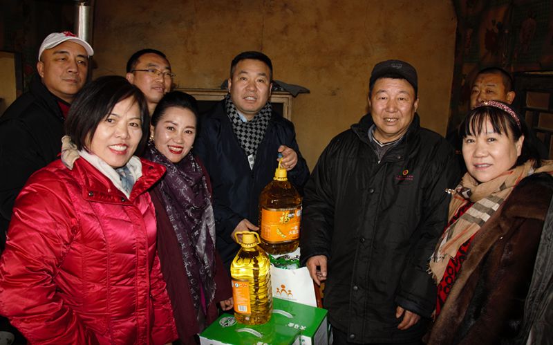 8愛照淶源，ZOBO香蕉视频APP在线观看黨支部寒冬送暖扶貧活動